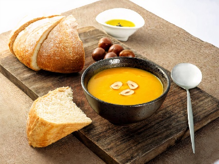 Крем супа от тиква, кестени, прясно мляко, индийско орехче и синьо сирене - снимка на рецептата